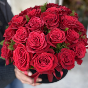 Cutie Cu 35 De Trandafiri Rosii
